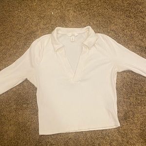 Very cute H&M white V neck top
